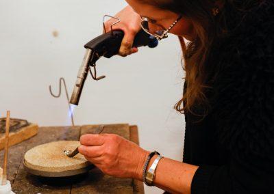 Person som arbetar med silversmide.