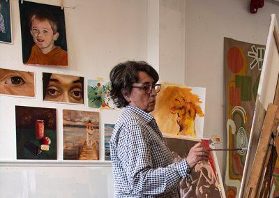 Student som målar i olja