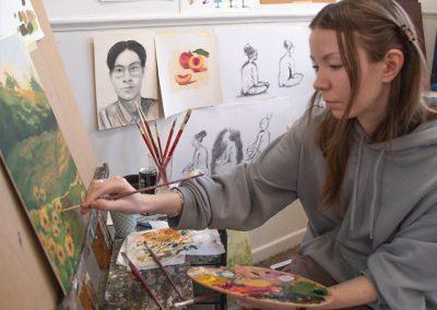 Student som målar olja