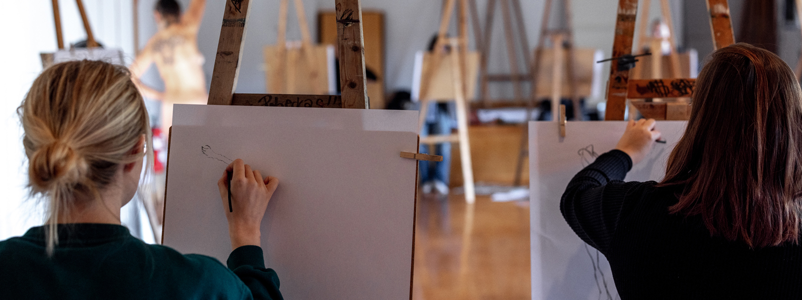 En konstklass som tecknar kroki