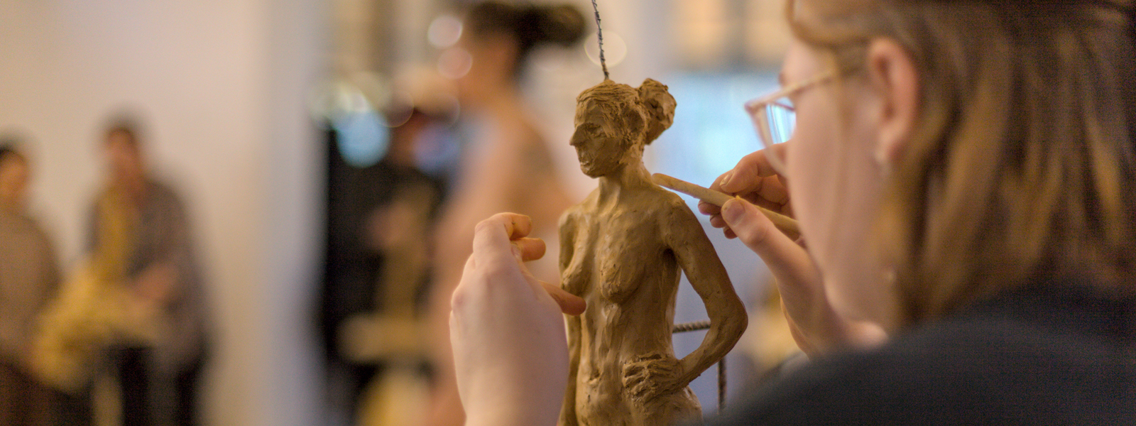 en klass som skulpterar efter levande modell